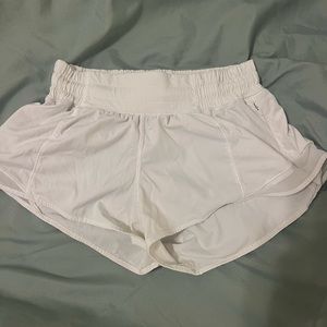 lululemon white hottie hot 2.5 inch shorts size 2